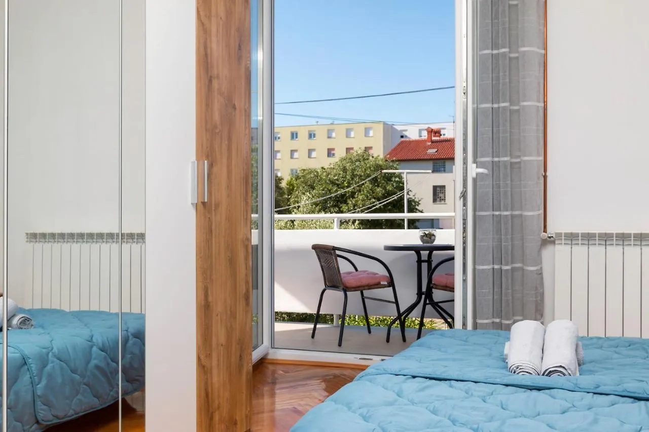 Apartment Kris Pula 0*,