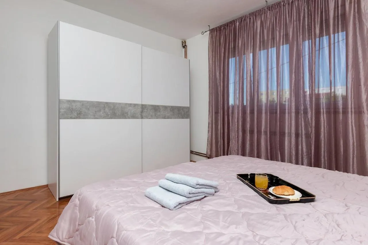 Apartment Kris Pula 0*,  Croatia