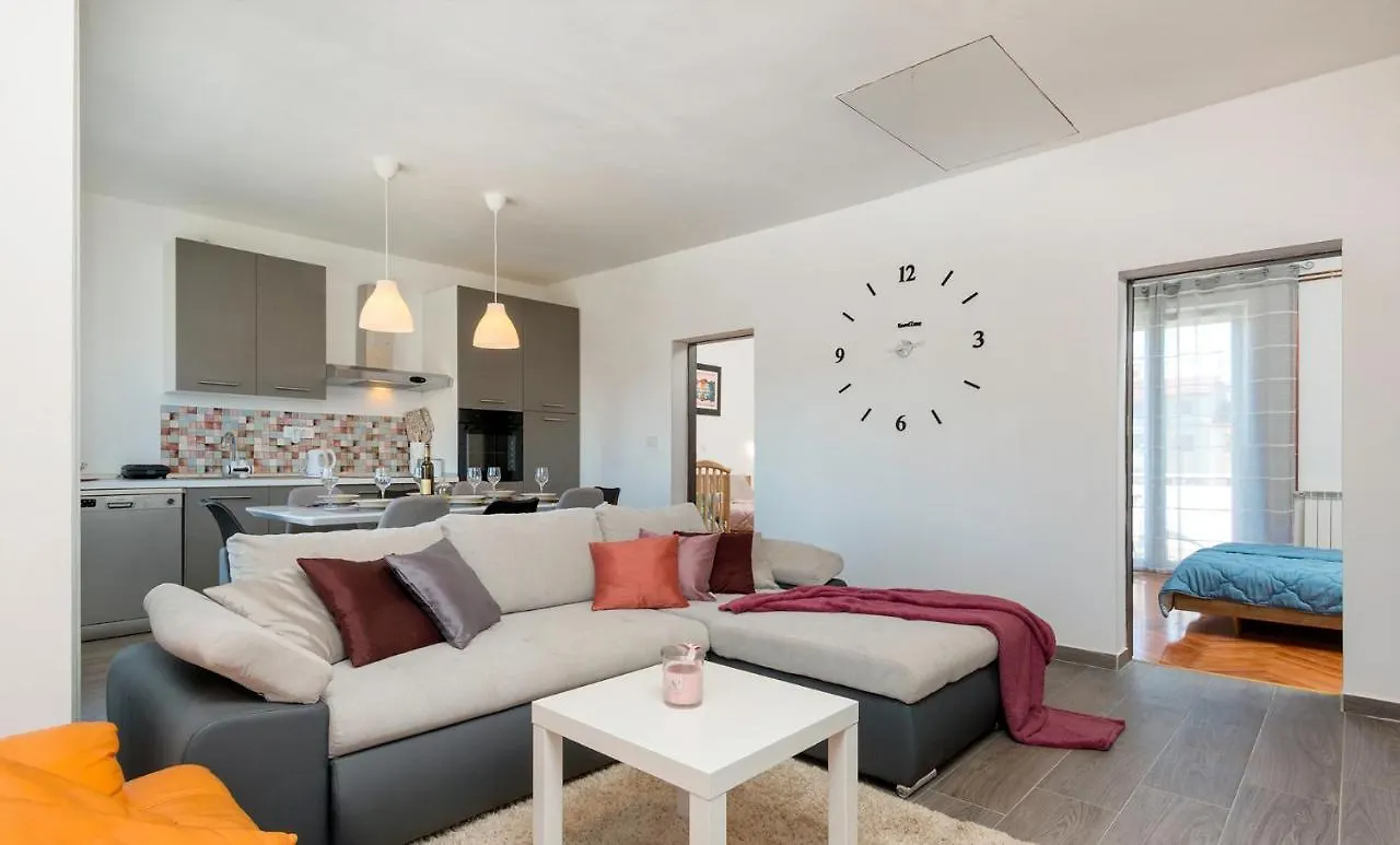 Apartment Kris Pula 0*,